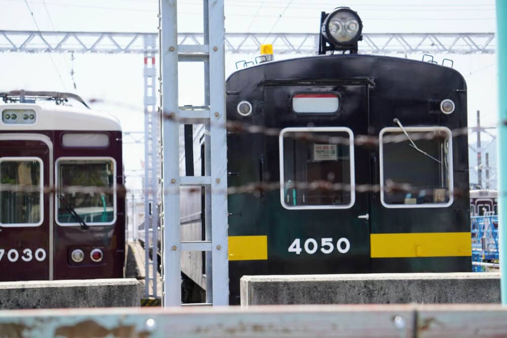 阪急電車の車庫に いつもと違う黒い色の電車がとまってる 西宮フォト 西宮つーしん
