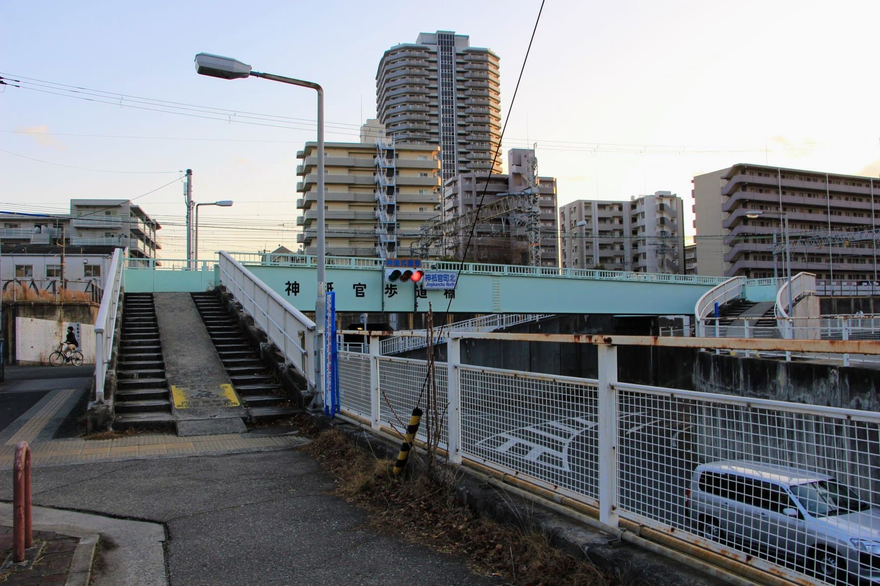神祇官の南側の歩道橋が工事してて通れなくなってる 西宮つーしん