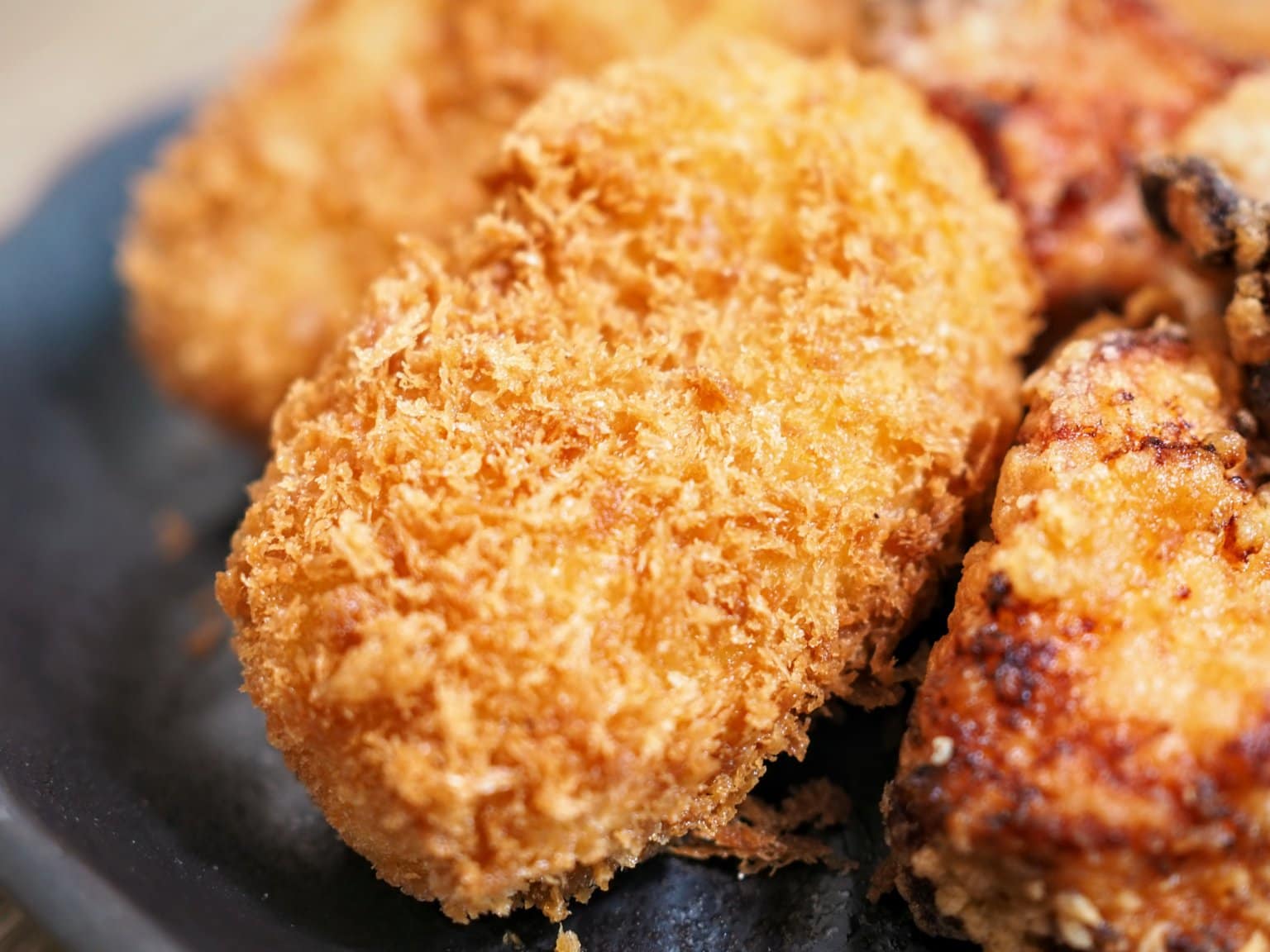 ほんわか商店街の「三日月コロッケ」で「紅ずわいがにのクリームコロッケ」「三田ポークのとんかつ」「桜姫どりのからあげ」買ってきた【にしつーグルメ ...