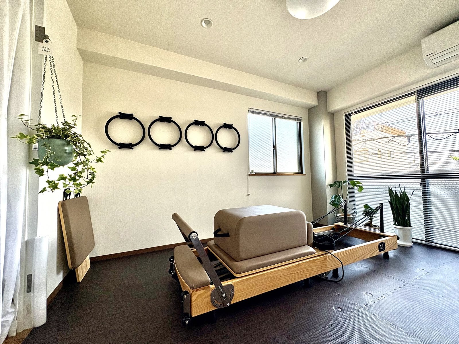 Pilates Studio KEFIの明るいスタジオ内観とマシン(リフォーマー)