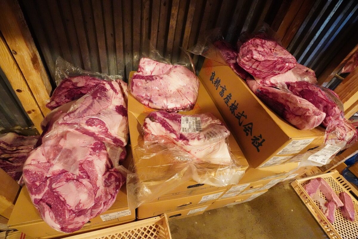 冷凍室に積まれた黒毛和牛のブロック肉