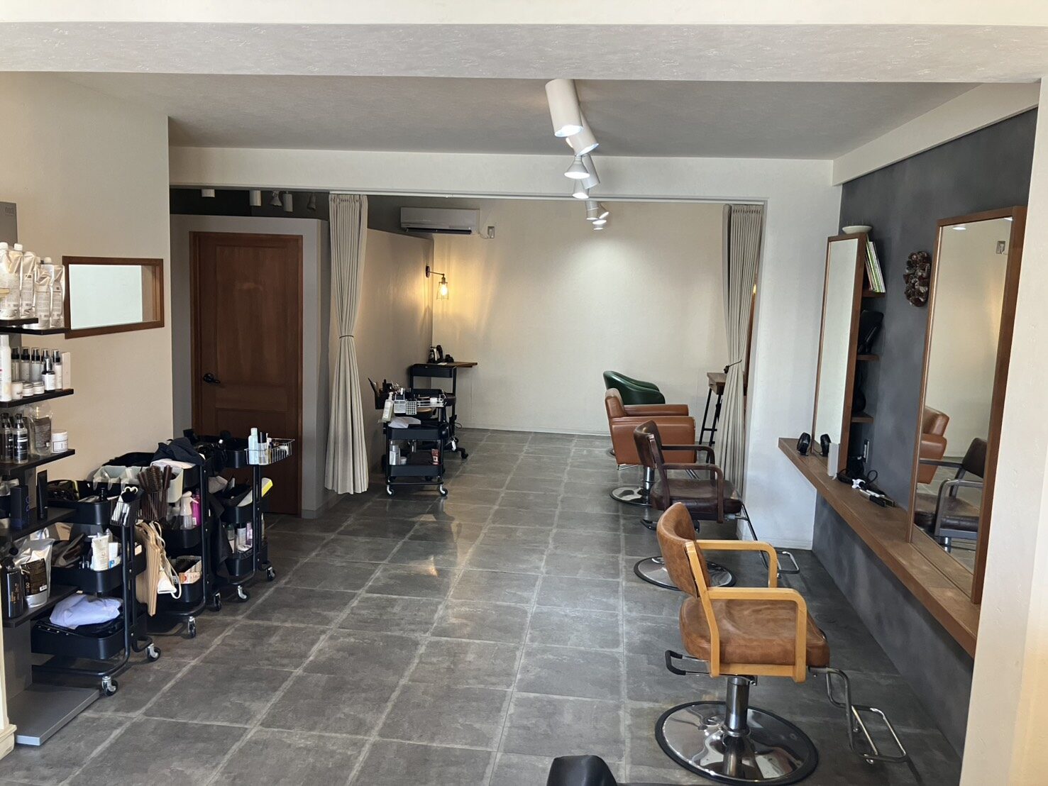 柔らかな光が差し込む広々とした店内