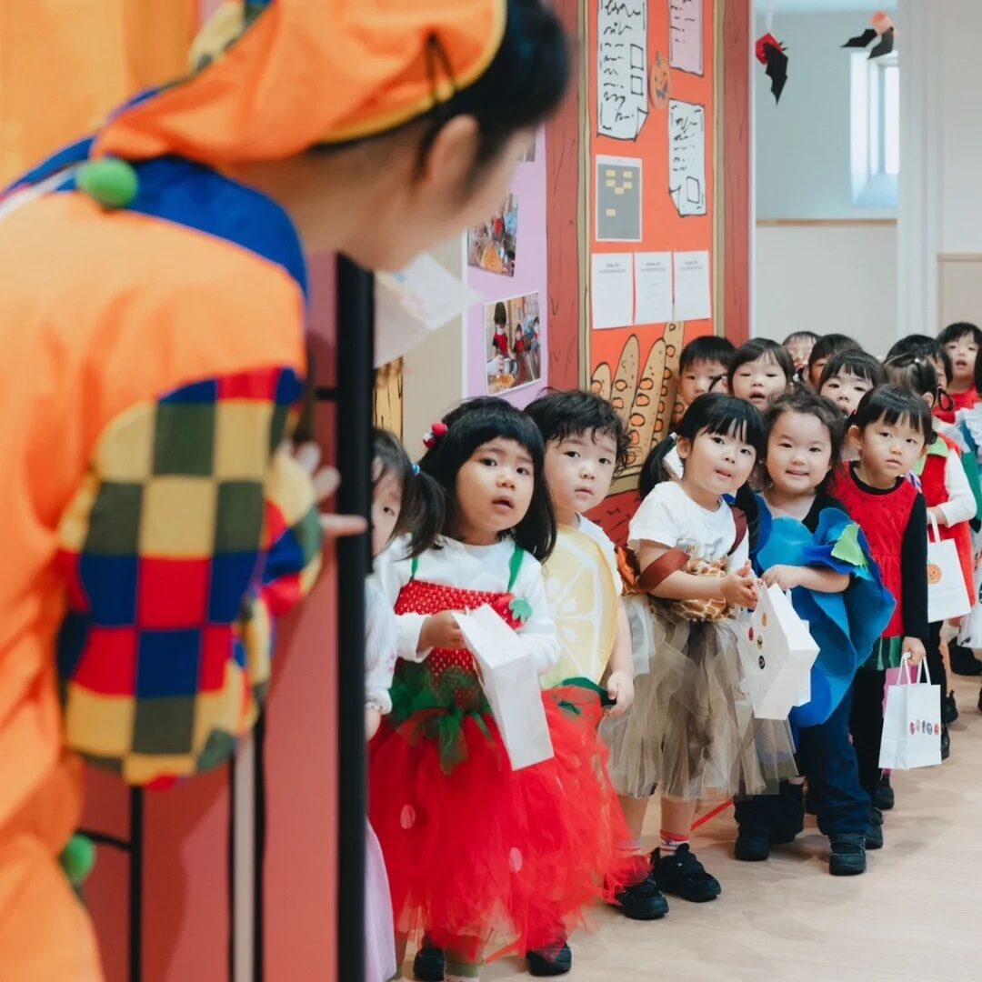 2024年のKDI西宮北口のハロウィン。自分で作った袋を持ってTrick or Treatに並ぶ園児たち