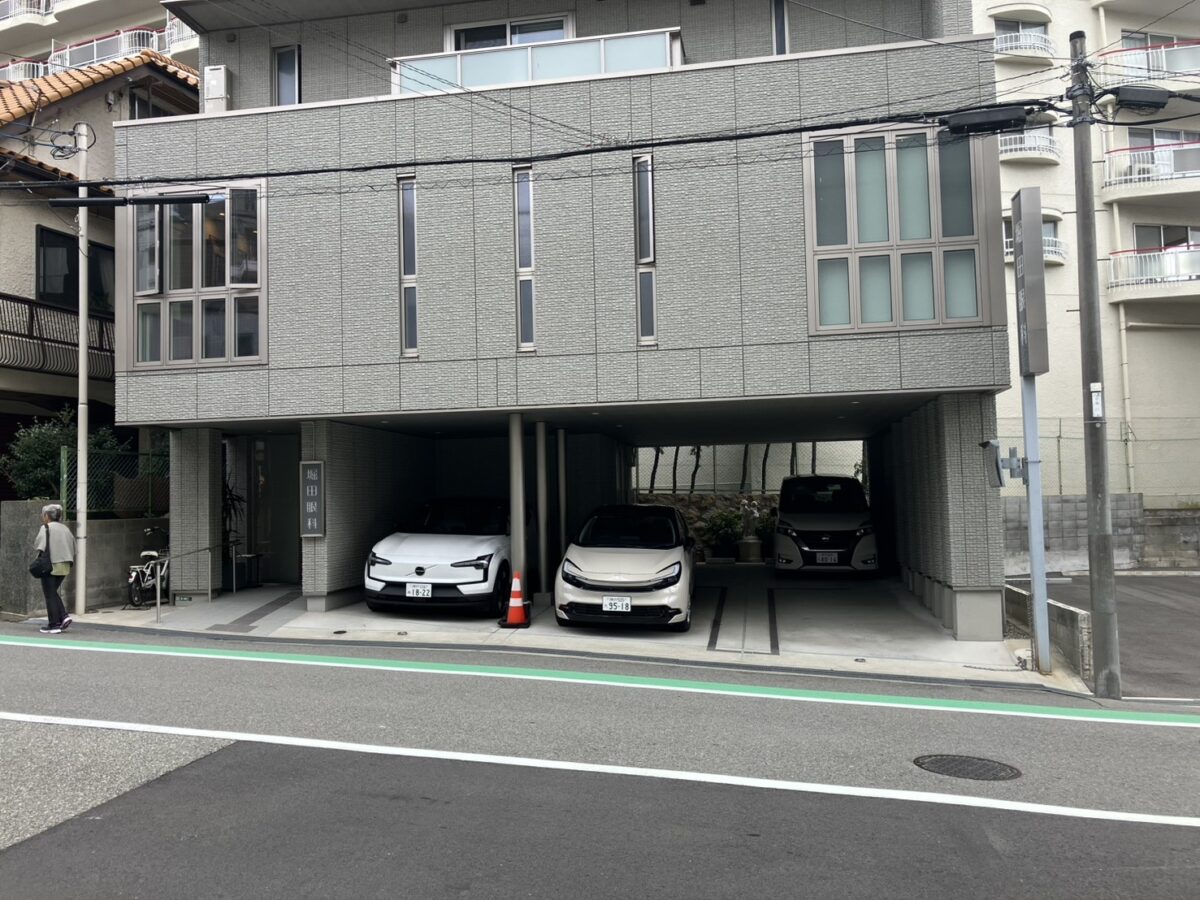 お向かいの様子