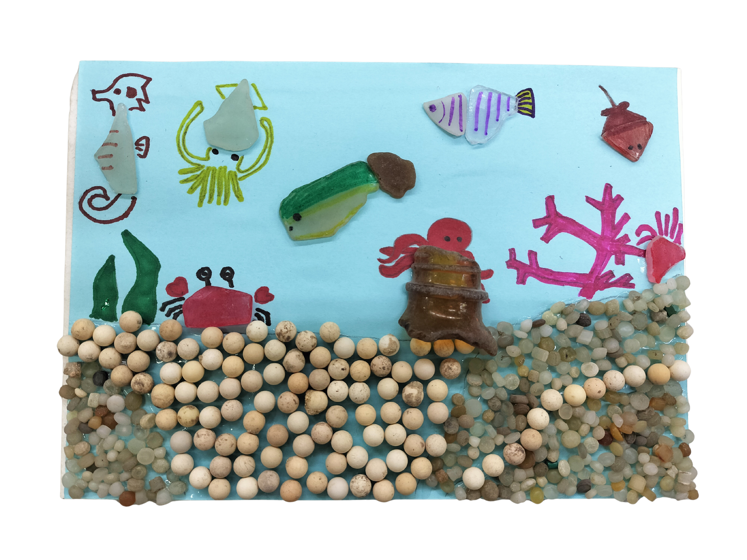チラシ掲載の作品例。漂着物や不用品で表現した魚やタコなどの海の生き物